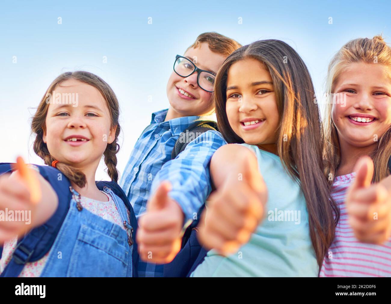Sei heute super. Aufnahme einer Gruppe von Grundschulkindern zusammen. Stockfoto