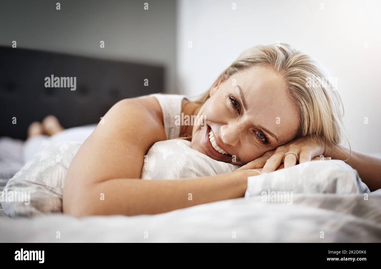 Mein Bett ist mein Lieblingsort. Aufnahme einer reifen Frau, die im Bett liegt. Stockfoto