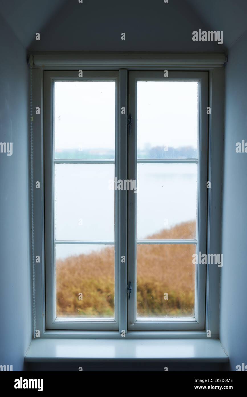 Zimmer mit Aussicht. Ein Blick durch ein Fenster von innen gesehen. Stockfoto