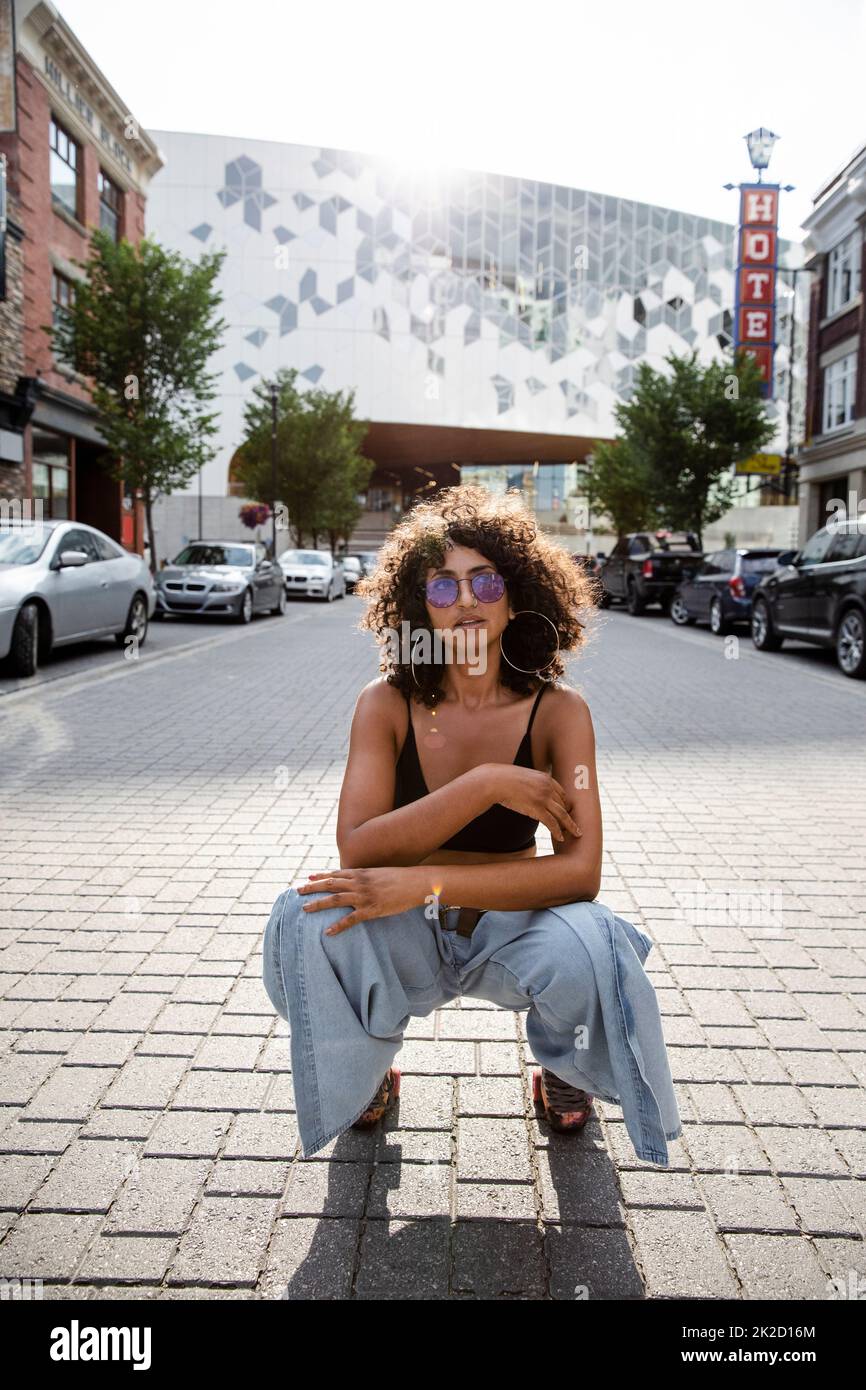 Portrait selbstbewusste coole Frau in Rollschuhe auf der sonnigen Stadtstraße Stockfoto