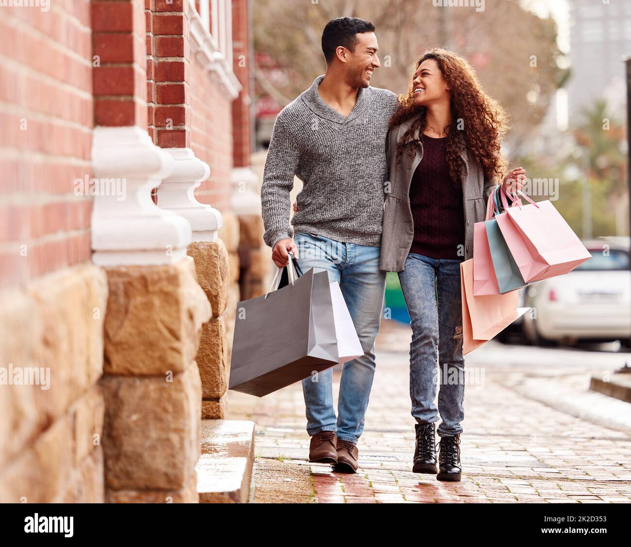 Erste in einigen dringend benötigten Einzelhandel Therapie. In voller Länge ein liebevolles junges Paar, das einen Einkaufsbummel in der Stadt genießt. Stockfoto