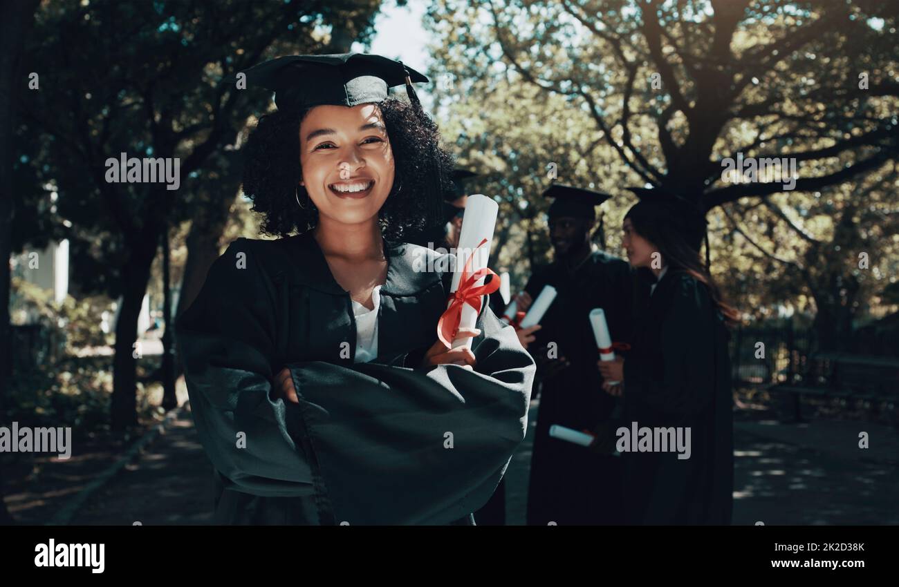 Die Quaste war den Ärger wert. Aufnahme einer Studentin, die am Abschlusstag ihr Diplom hält. Stockfoto