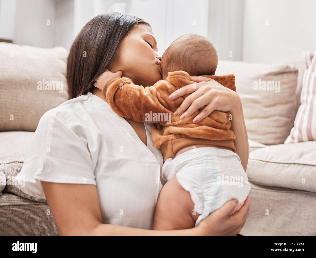 Du riechst wie der Himmel. Aufnahme einer Mutter, die ihren Sohn kuschelt und küsst. Stockfoto