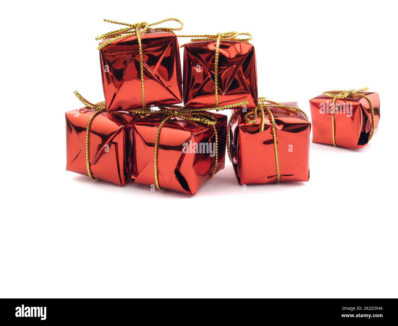 Studioaufnahme von Geschenken als Symbol für Überraschung, Geschenk, Weihnachten usw. Stockfoto