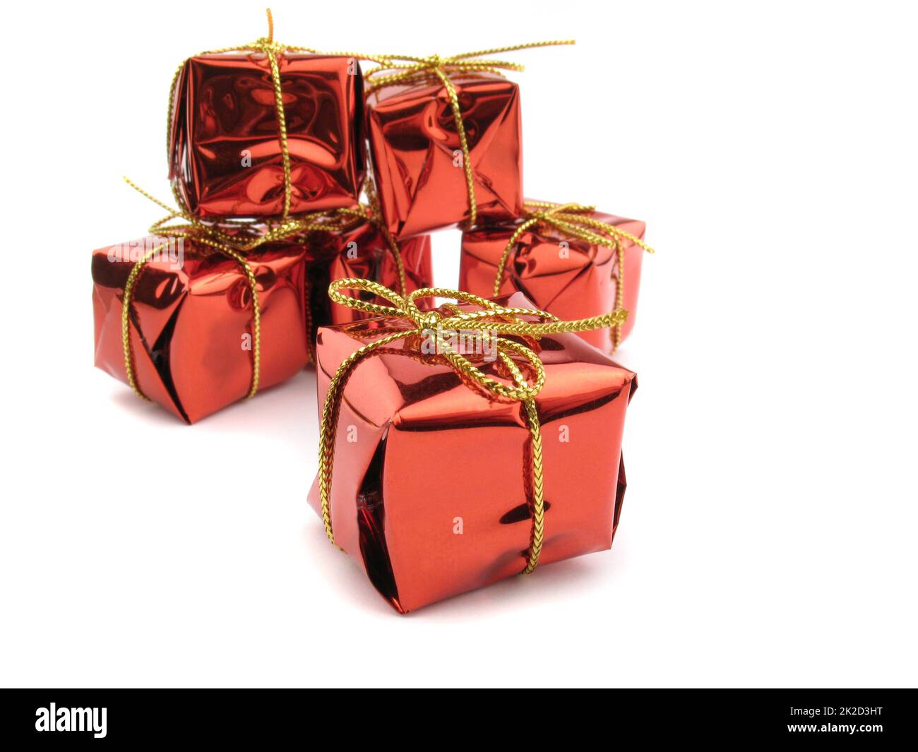Studioaufnahme von Geschenken als Symbol für Überraschung, Geschenk, Weihnachten usw. Stockfoto