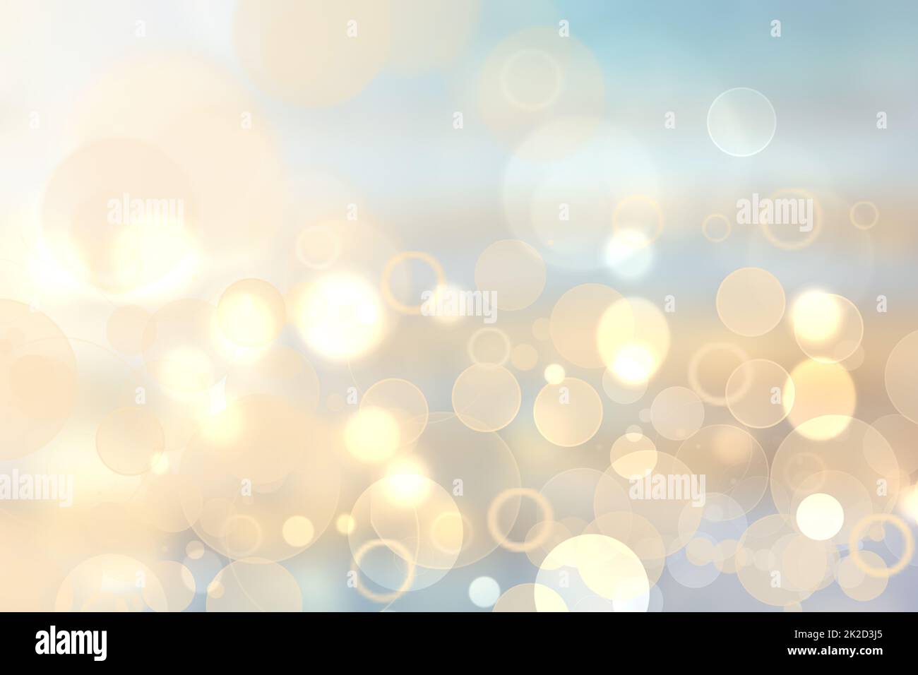 Hallo Frühlingsgeschichte. Abstrakte helle Frühlings- oder Sommerlandschaft mit natürlichen goldgelben Bokeh-Lichtern und Sonne. Hintergrundabbildung mit Kopierbereich. Kartenkonzept. Stockfoto