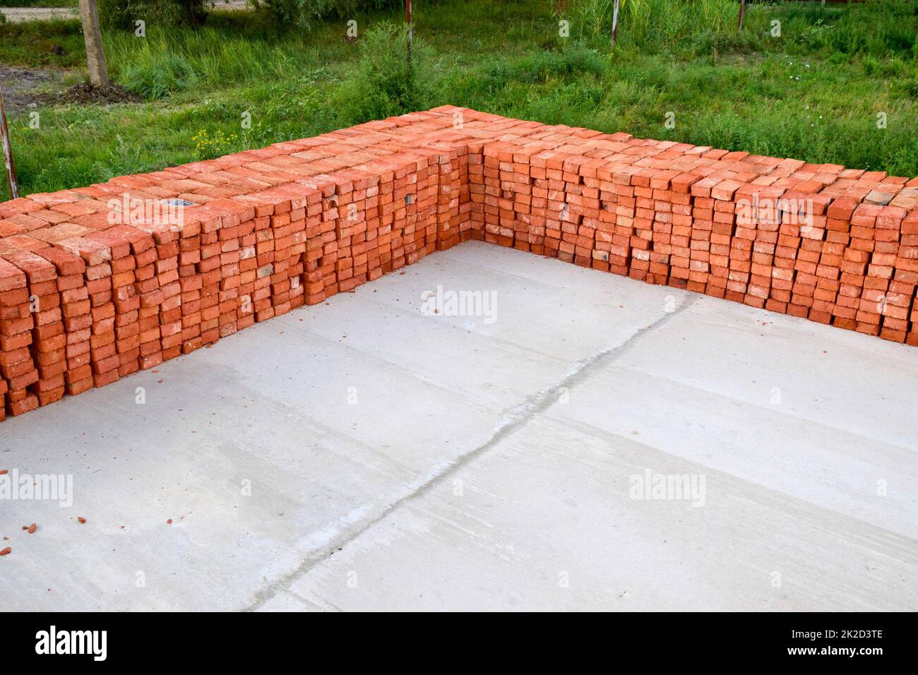 Der rote Backstein ordentlich gefaltet auf dem Fundament des Hauses. Home Bau Stockfoto