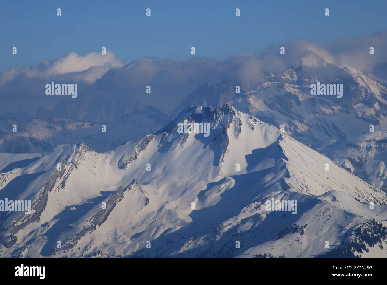 Schneebedeckte Gipfel vom Pilatus aus gesehen. Stockfoto