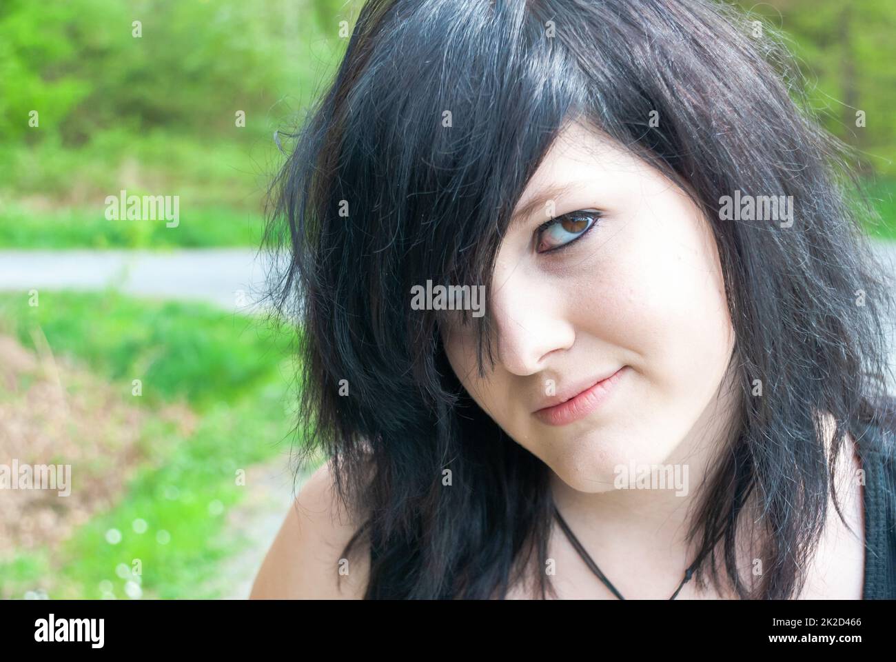 Punk-Emo-Mädchen, junger Erwachsener mit schwarzem Haar und Eyeliner, Nahaufnahme Stockfoto