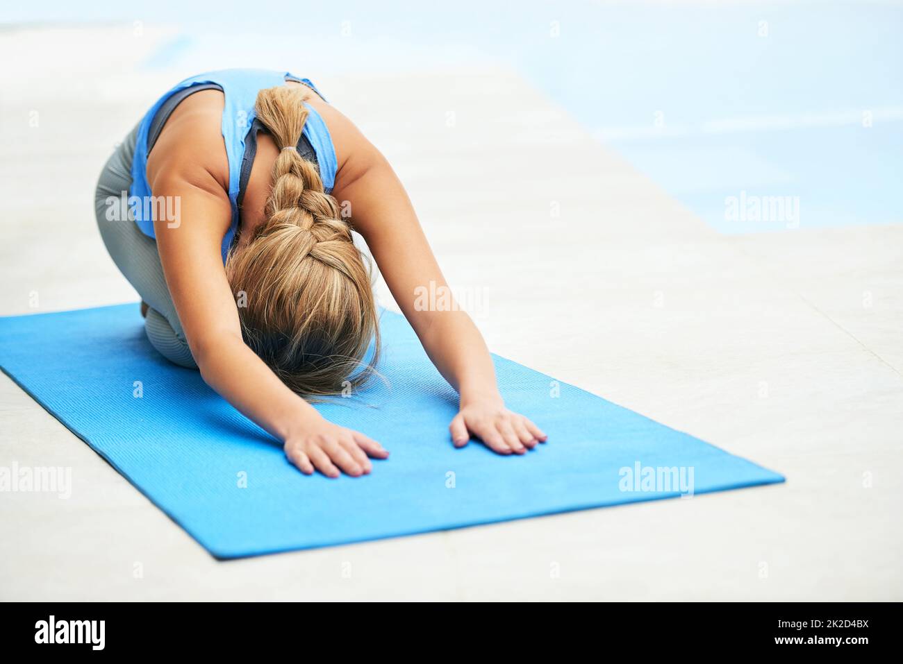 Beugen Sie sich vor einem gesünderen Lebensstil. Aufnahme einer jungen Frau, die Yoga praktiziert. Stockfoto