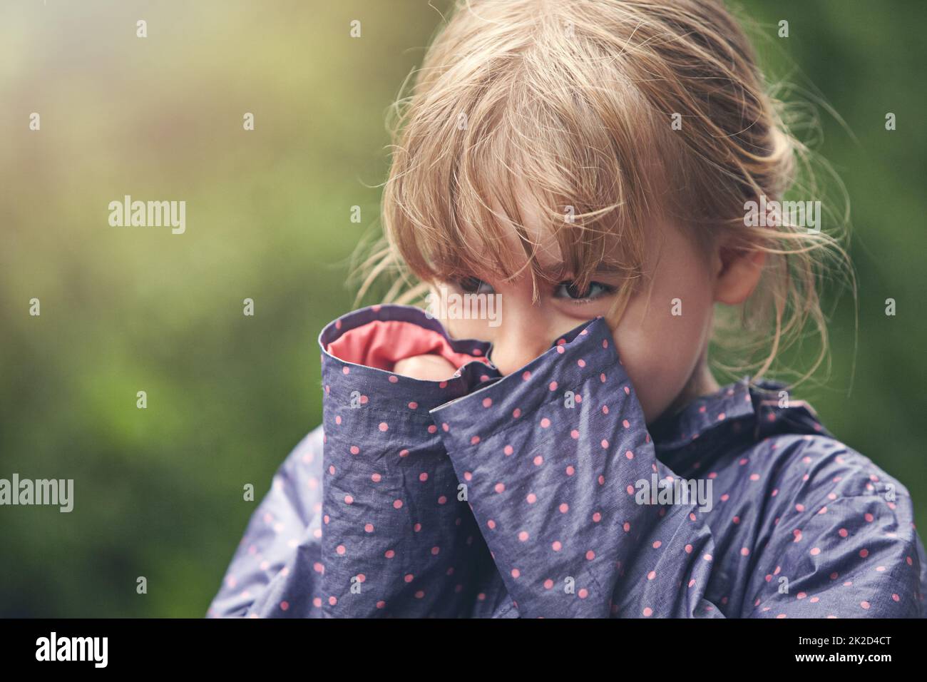 Shes a shy cutie Pie. Aufnahme eines schüchternen kleinen Mädchens, das draußen steht. Stockfoto
