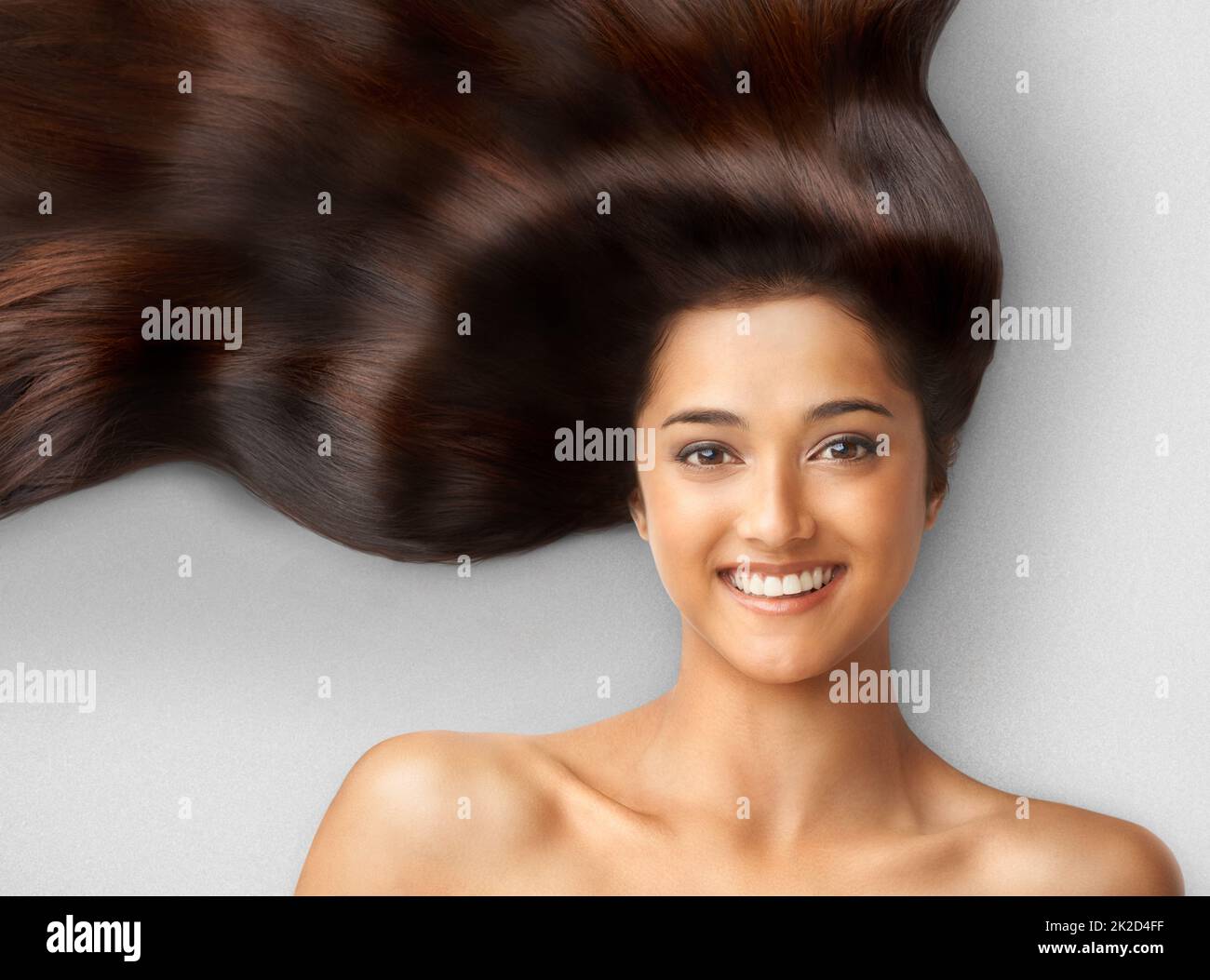 Haarpflege. Studioaufnahme einer schönen jungen Frau mit langen braunen Haaren. Stockfoto