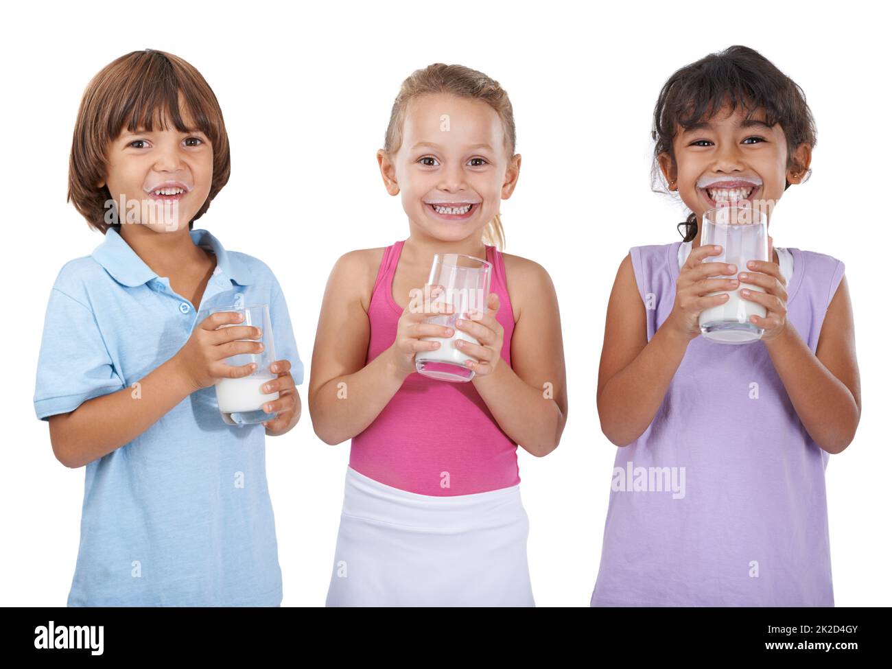 ..Habe Milch. Eine Gruppe von drei kleinen Kindern mit Milchgläsern. Stockfoto