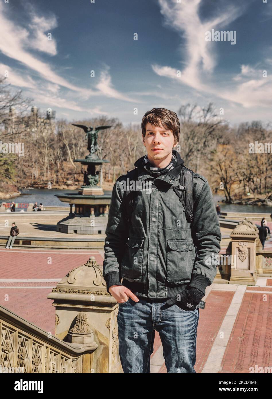 Junger erwachsener Mann im Central Park New york Stockfoto