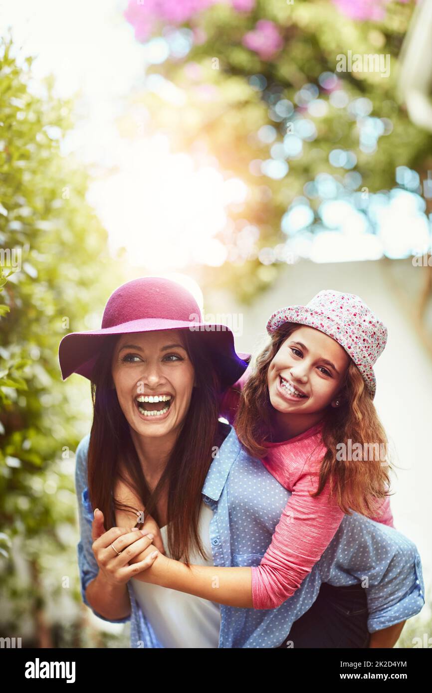 Keine Erinnerungen mehr. Eine glückliche Mutter und Tochter verbringen Zeit zusammen im Freien. Stockfoto