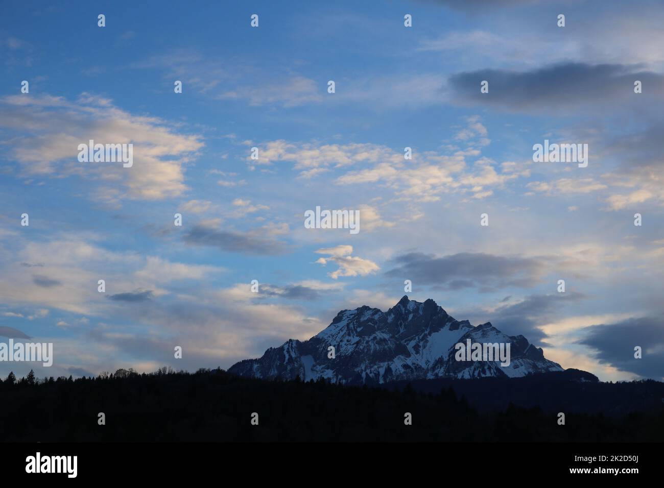 Sonnenbeschienenen Wolken über dem Pilatus, Schweiz. Stockfoto