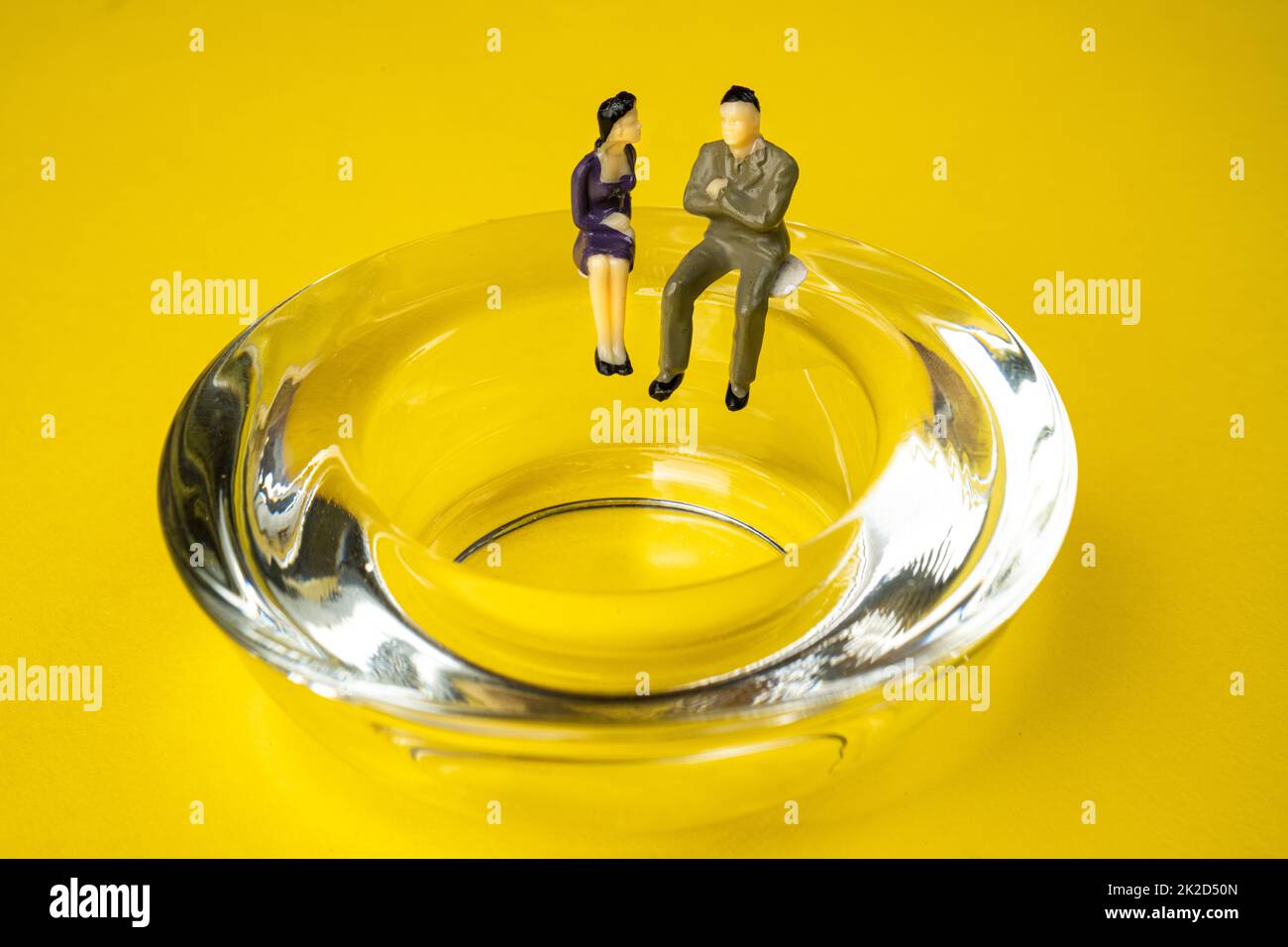 sitzt auf der Kante Stockfoto