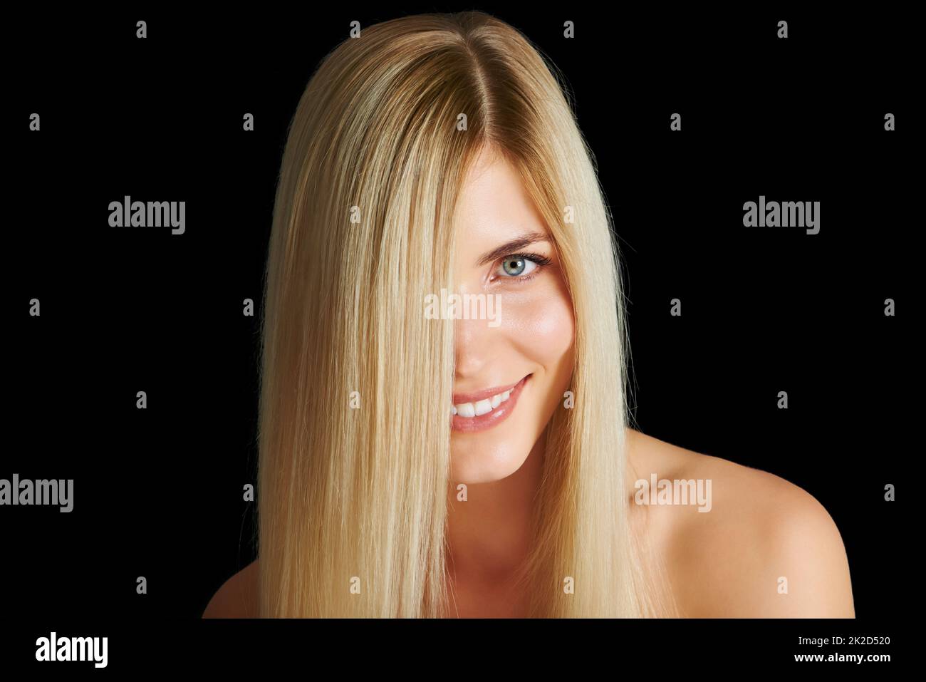 Schöne Locken der Blondine. Kopf- und Schulteraufnahme einer schönen jungen Frau. Stockfoto
