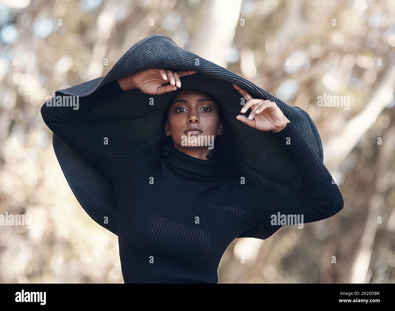 Ich trage Schwarz nur an Tagen, die mit yenden enden. Aufnahme einer modischen jungen Frau, die vor einem natürlichen Hintergrund posiert. Stockfoto