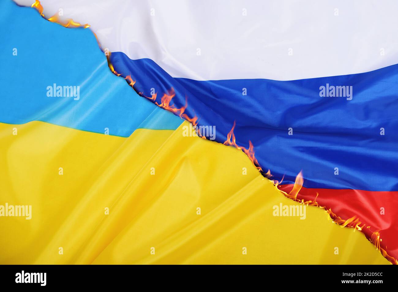 Hintergrund der Ukraine-Länderflagge gegen Russland-Flagge Stockfoto