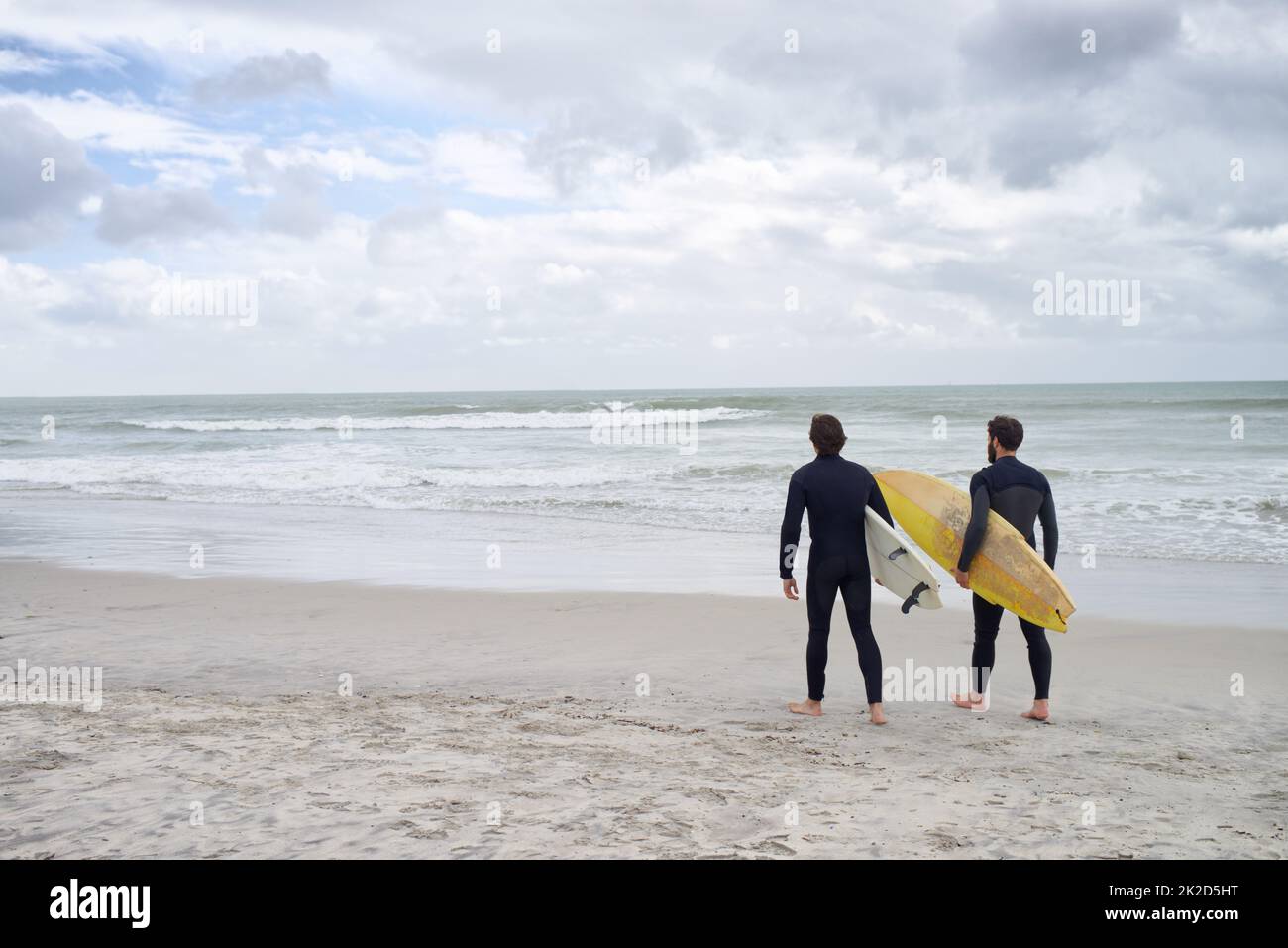 Surfen mit meinem besten Kumpel. Zwei junge Surfer am Strand. Stockfoto