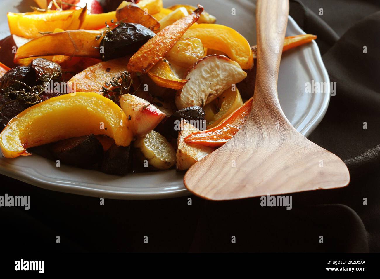 Gegrilltes Gemüse der Saison fallen auf der Platte über einen dunklen Hintergrund Stockfoto