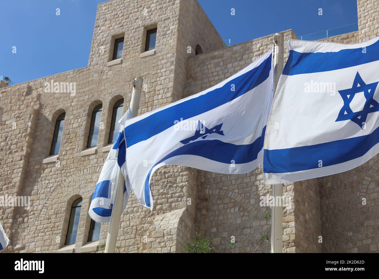 Israelische Flaggen bei der Westmauer in Jerusalem. Israel Stockfoto