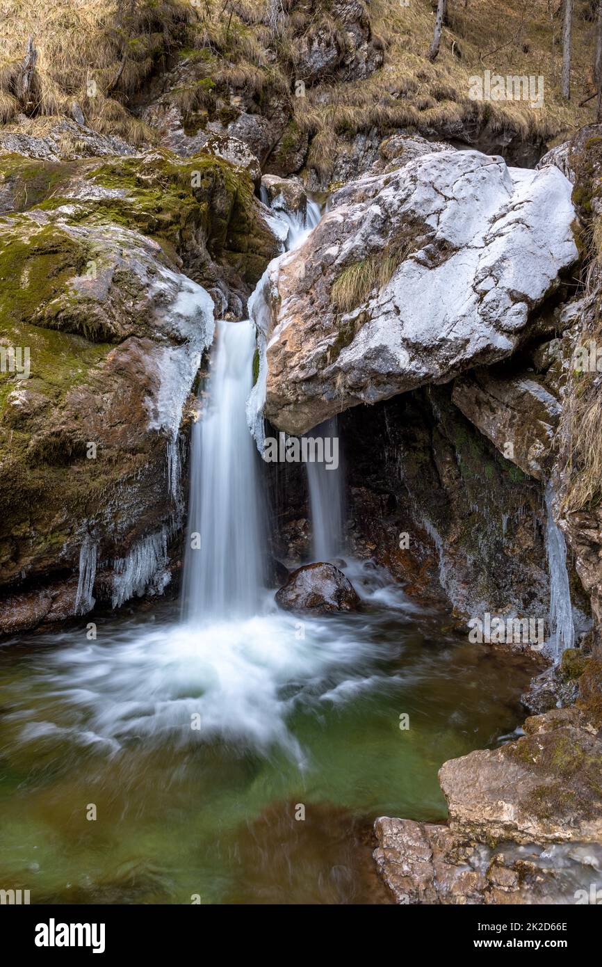 Kleiner Wasserfall bei Kuhflucht Creek in der Nähe von Grainau, Garmisch Partenkirchen im Winter Stockfoto