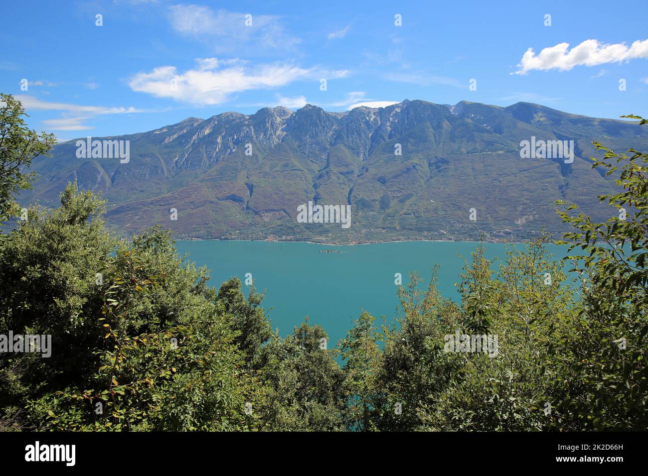 Blick von der Westseite des Gardasees nach Monte Baldo. Italien Stockfoto