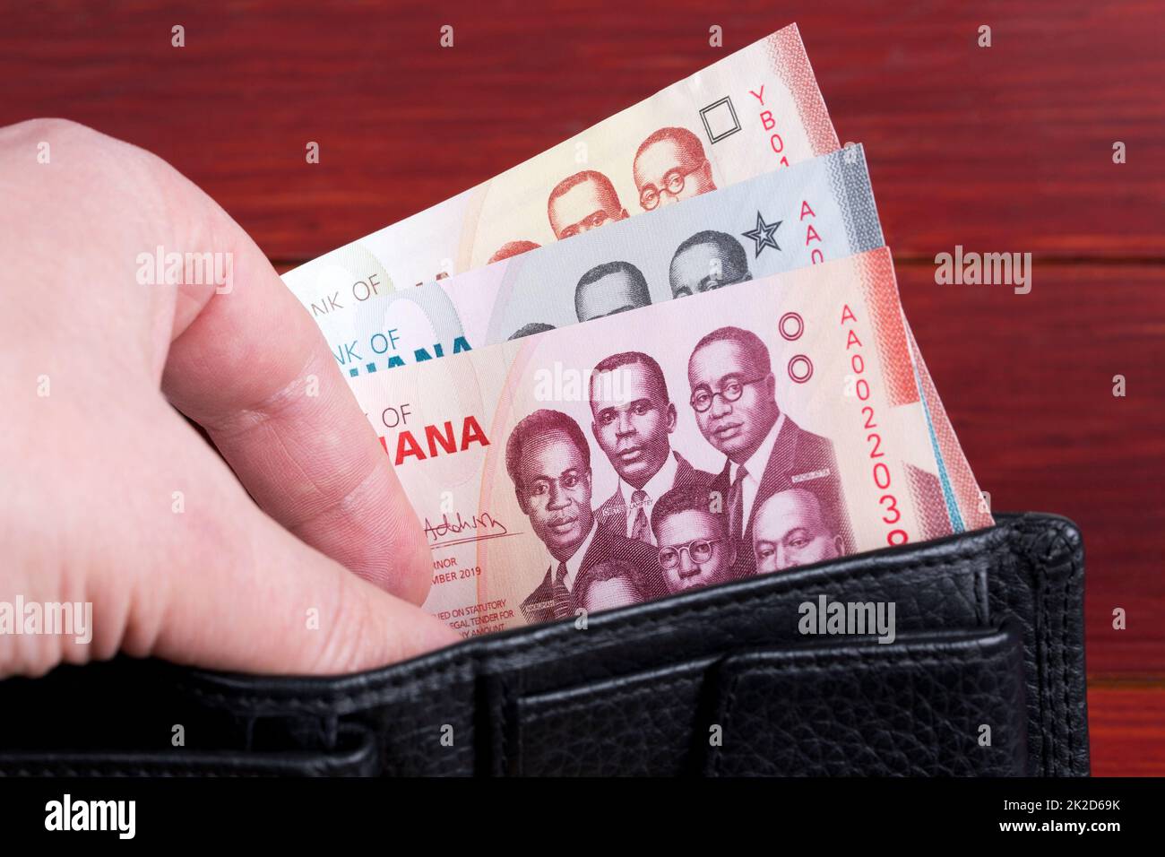 Ghanaischer Cedi in der schwarzen Brieftasche. Stockfoto