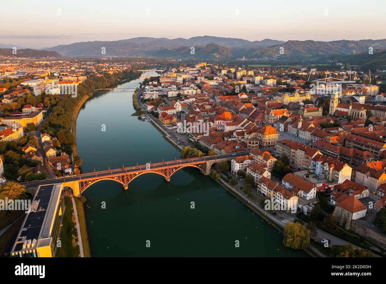 Stadt Maribor in Slowenien, beleuchtet von der aufgehenden Sonne am Sommermorgen Stockfoto