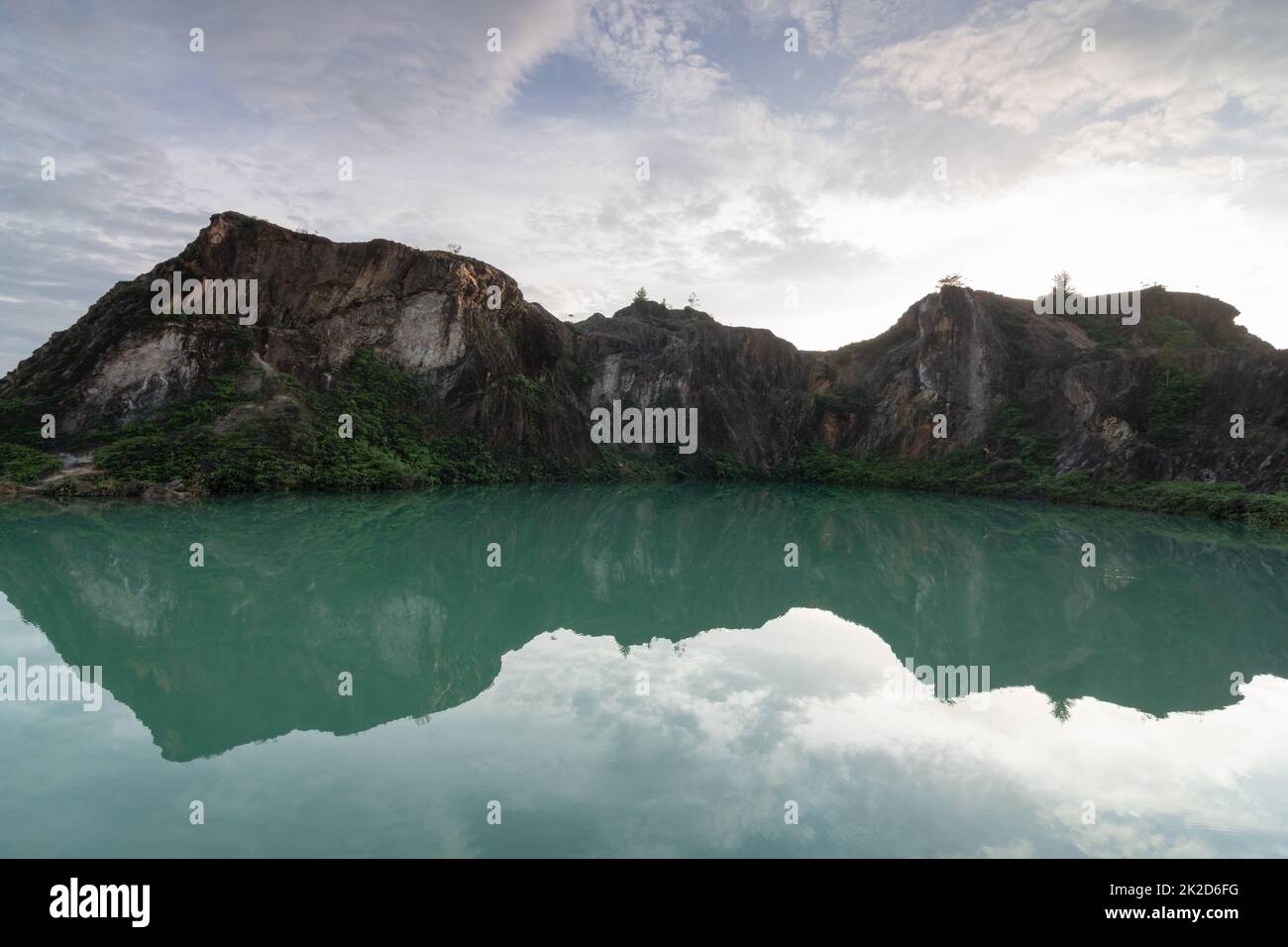 Spiegelbild der Schönheit verlassener Steinbruch Stockfoto