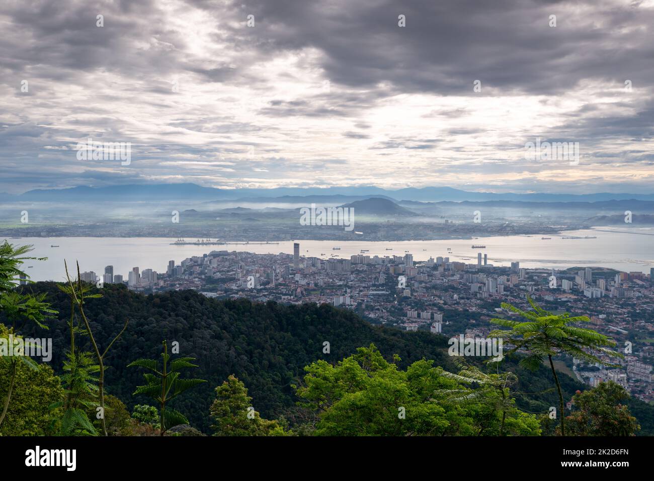 Blick aus der Vogelperspektive auf Penang Georgetown in Wolkendecke Stockfoto