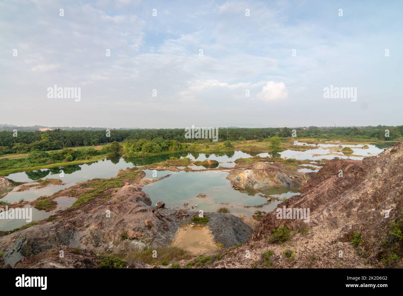 Verlassener Steinbruch mit Blick auf den Morgen Stockfoto