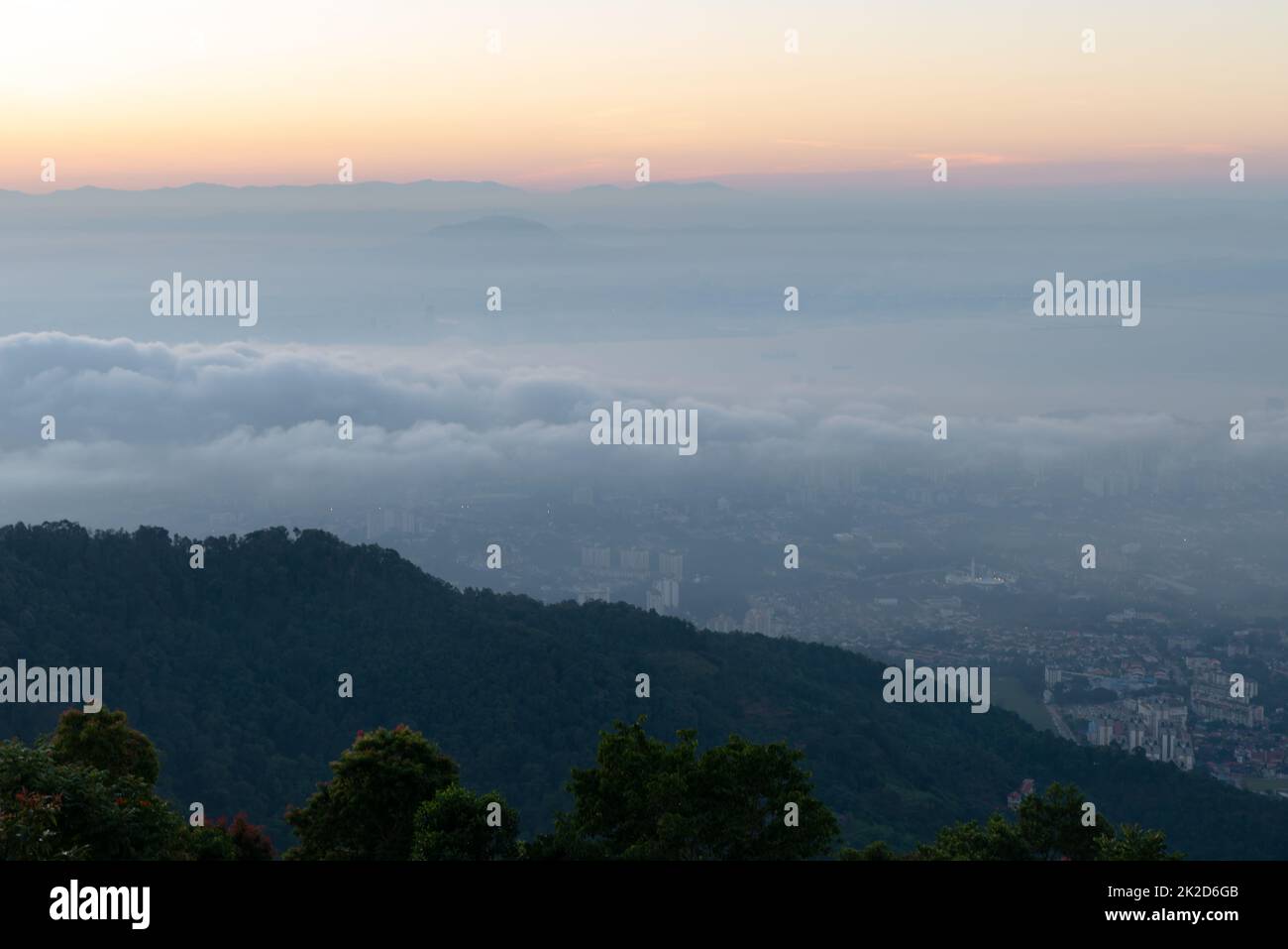 Morgen neblig Wolken bedecken Georgetown bei Sonnenaufgang Stockfoto