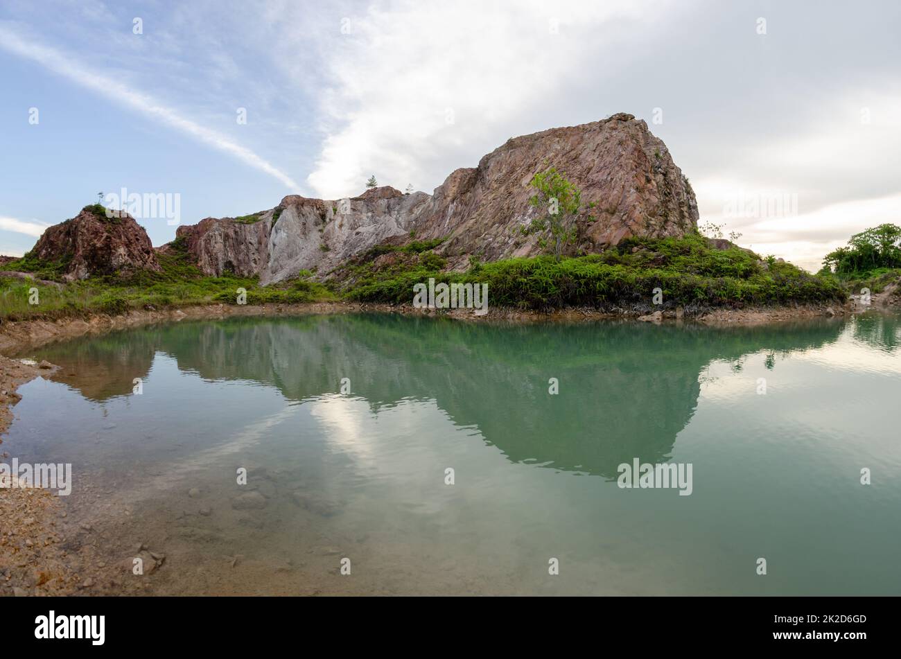 Reflexion eines verlassenen Steinbruchhügels Stockfoto