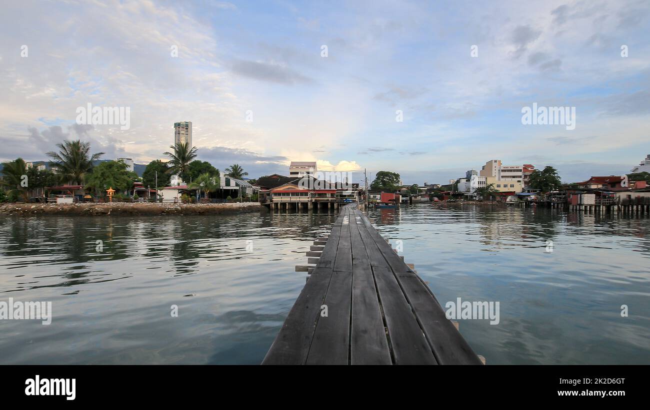 Eine hölzerne Brücke auf dem Meer in der Nähe des Stegs des Clans Stockfoto