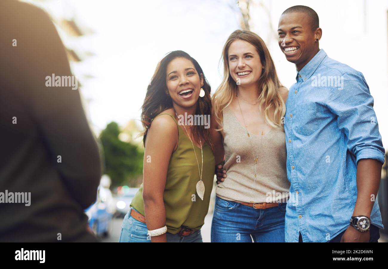 Es war ein Tag, an den man sich erinnern sollte. Aufnahme einer Gruppe junger Freunde, die im Freien fotografiert wurden. Stockfoto