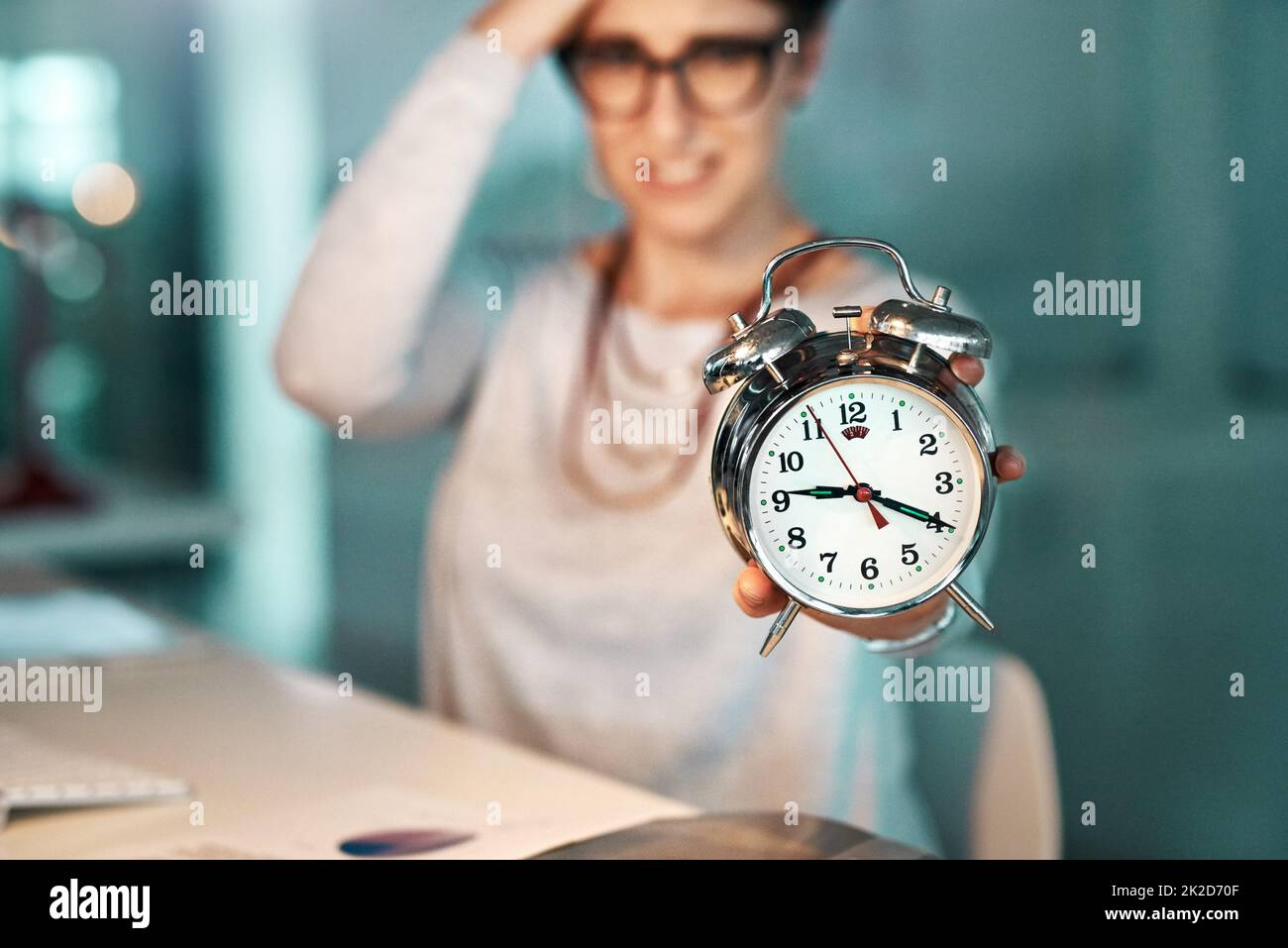 Die Zeit reicht einfach nicht aus, um diese bevorstehenden Termine zu erfüllen. Foto einer jungen Geschäftsfrau mit einer Uhr, die sich Sorgen um ihre Frist im Büro macht. Stockfoto
