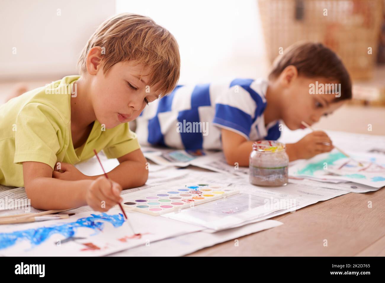 Entfesseln ihrer inneren Künstler. Aufnahme von zwei Jungen, die zu Hause Bilder malen. Stockfoto