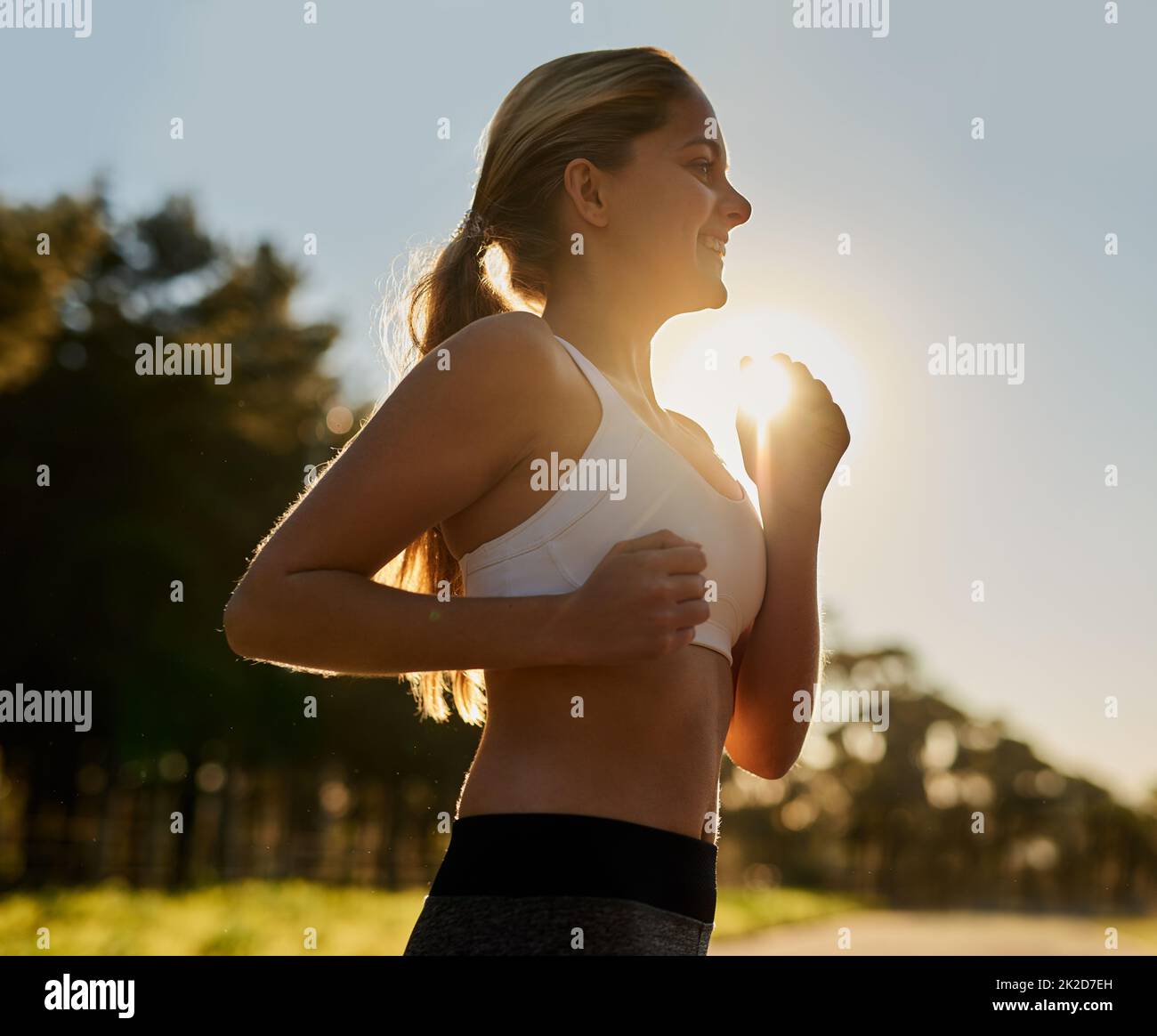 Lauf deinem Stress weg. Aufnahme einer glücklichen jungen Frau, die in der Natur läuft. Stockfoto
