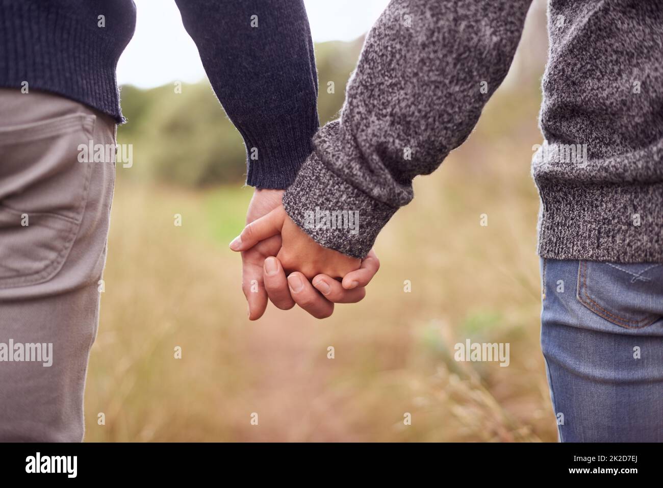 Nie weit auseinander. Zugeschnittenes Bild eines Paares, das die Hände im Freien hält. Stockfoto
