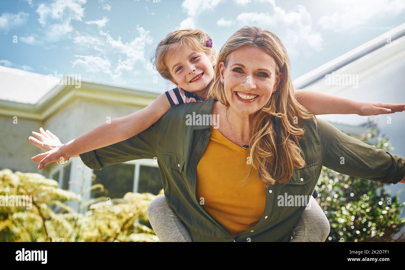 Unsere Liebe ist jenseits von Worten. Porträt einer Mutter und ihrer kleinen Tochter, die sich im Freien zusammenschließen. Stockfoto