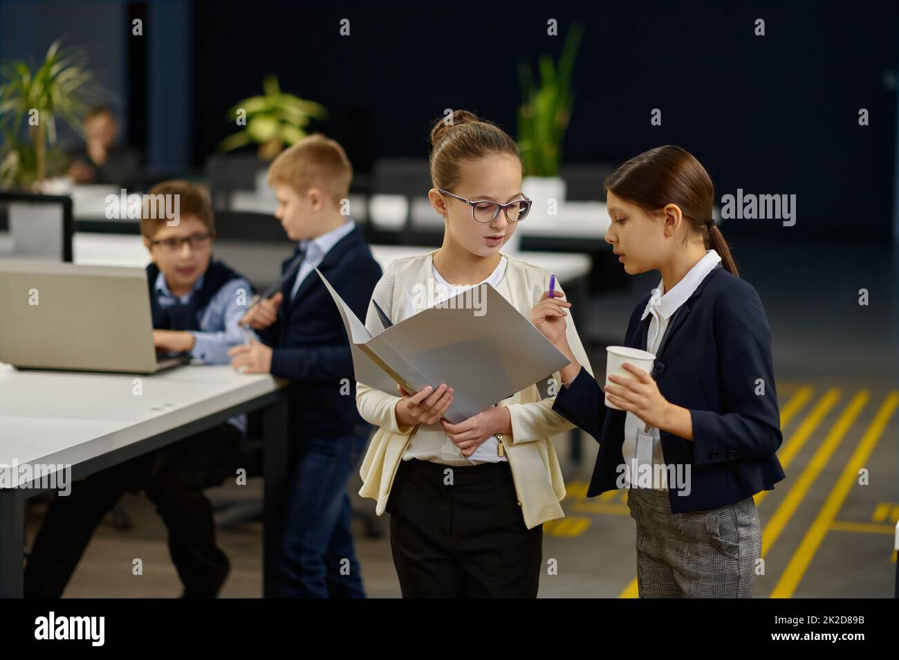 Der kleine Chef und die Sekretärin besprechen den Arbeitsplan Stockfoto