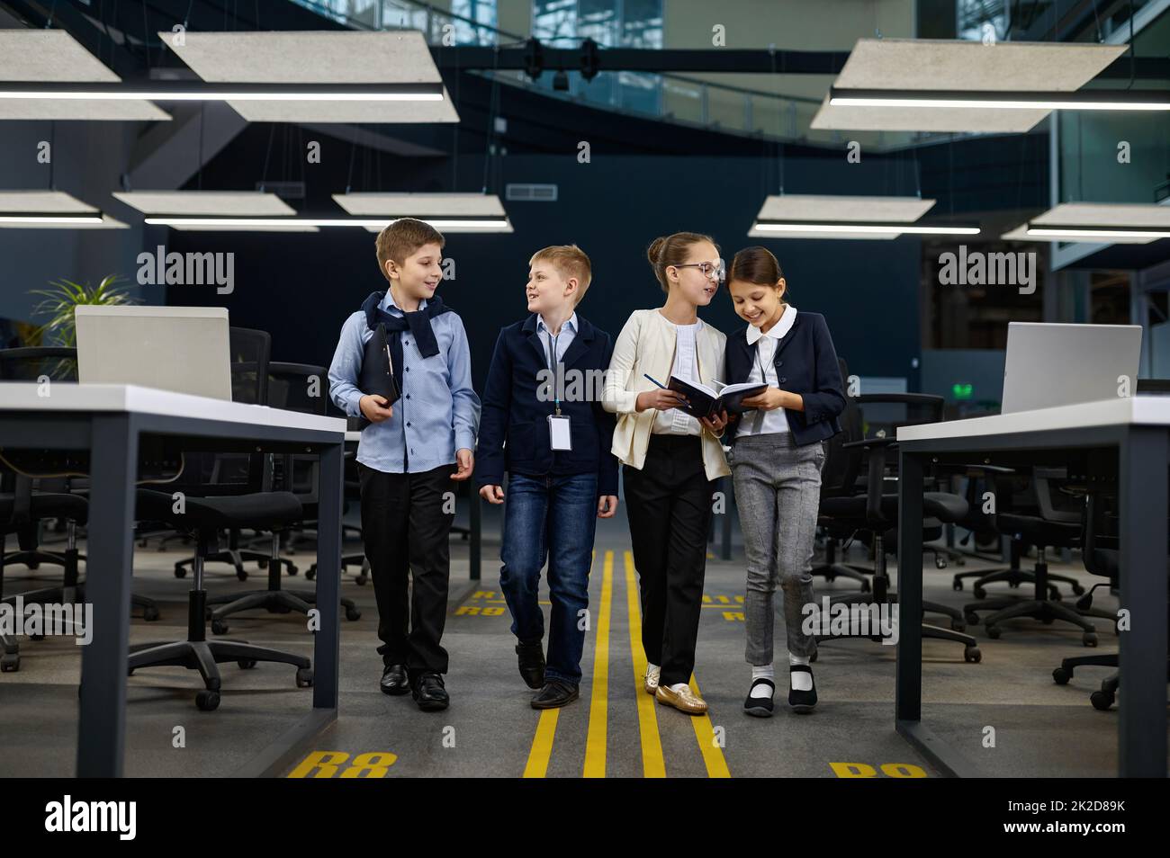 Das Business-Team der Kinder diskutiert die Arbeit im Büro Stockfoto