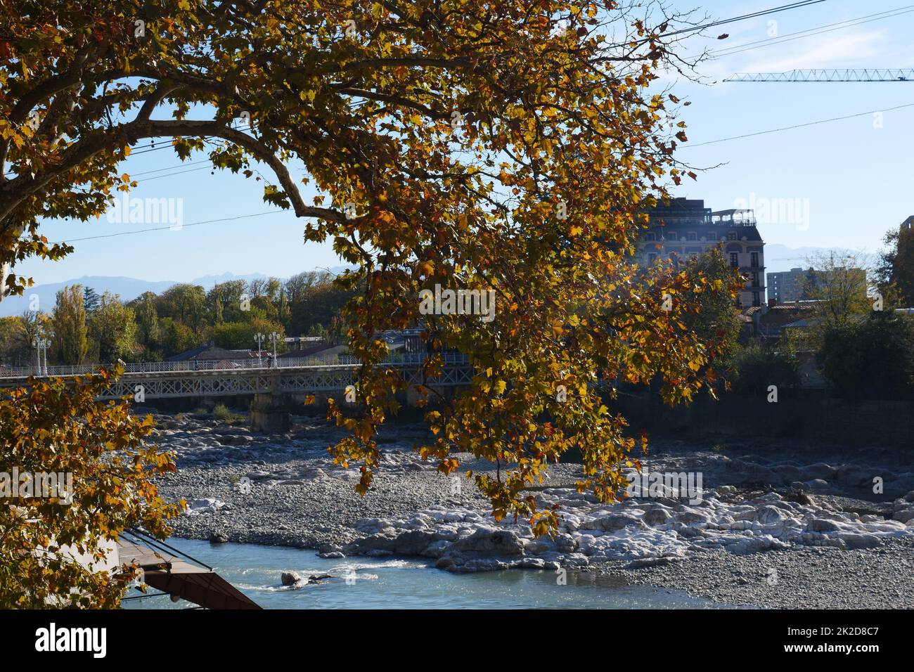 Ein Fluss, der durch eine Stadt fließt Stockfoto