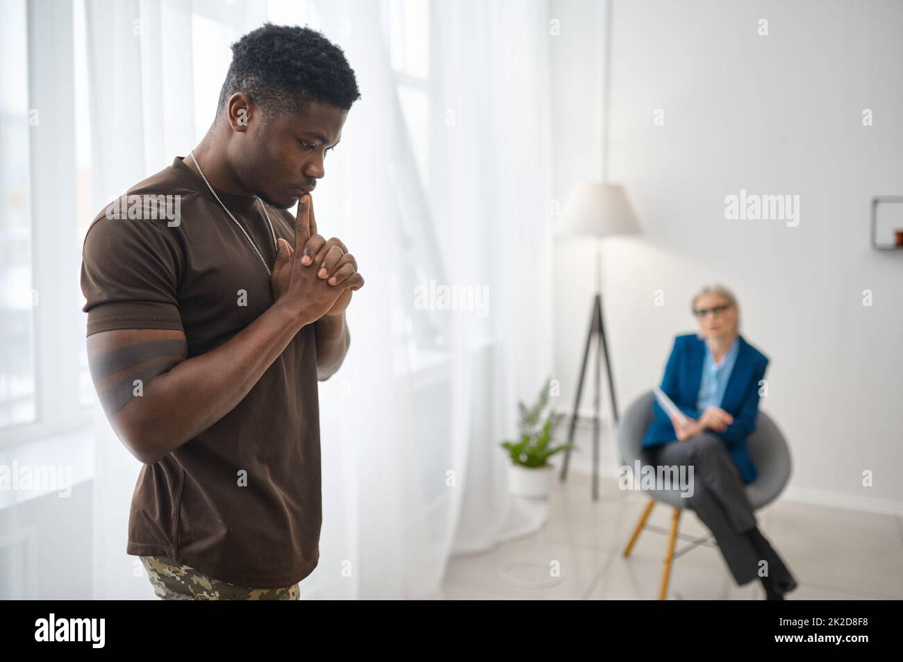 Trauriger verzweifelter Militärmann während der psychologischen Therapie Stockfoto