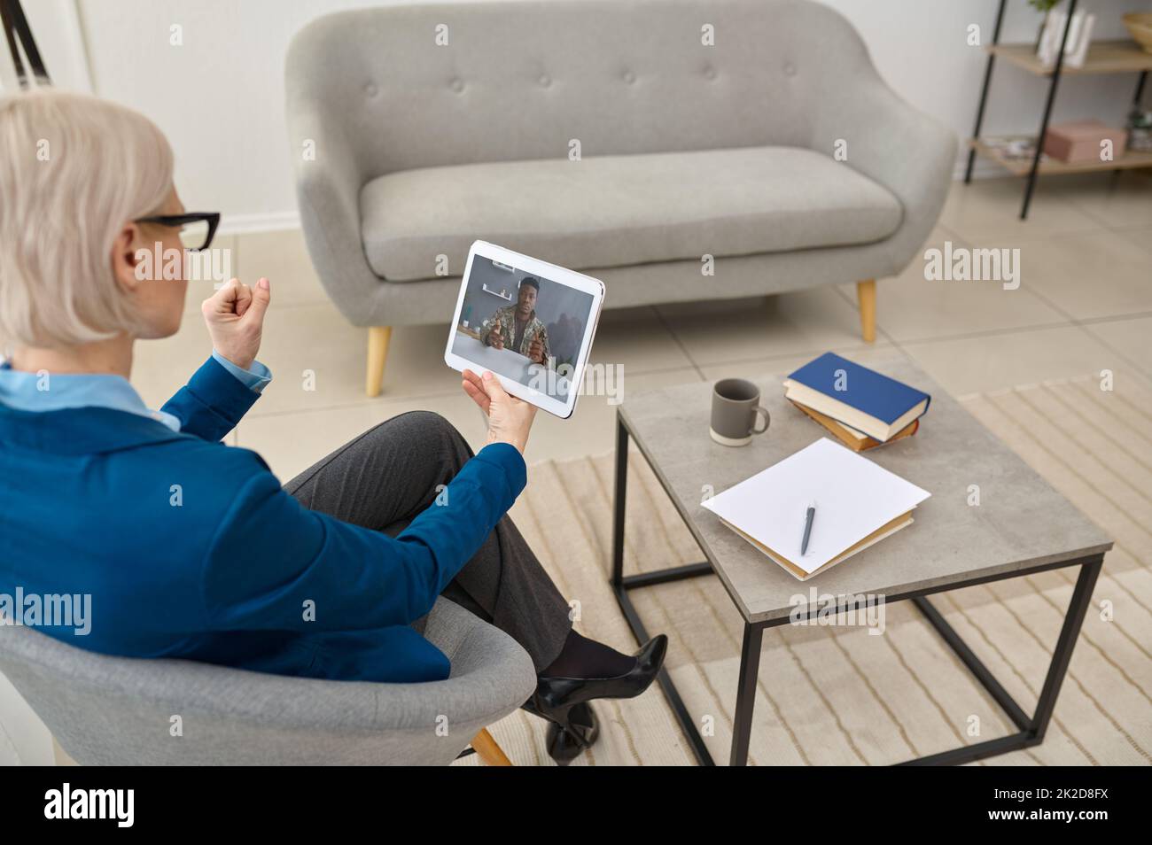 Psychologe, der dem Militärs Online-Konsultationen gibt Stockfoto