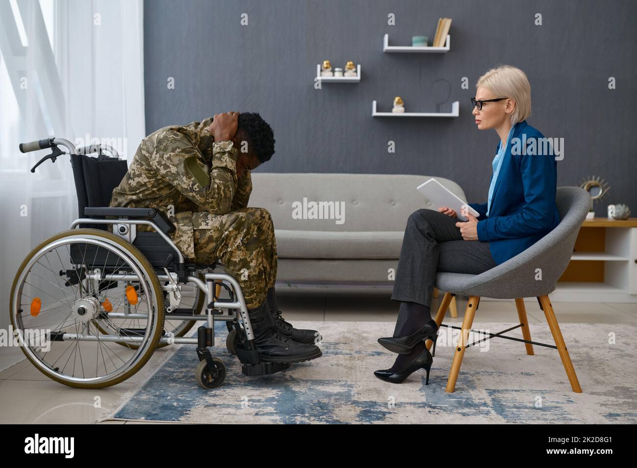 Soldat in Tarnung, der den Kopf in den Händen hält Stockfoto