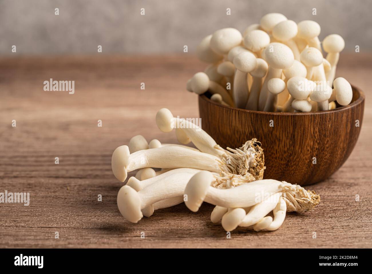 Shimeji, frische weiße Bunapi-Pilze aus Asien in einer Holzschale. Stockfoto